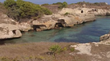 Dağ kıyısı güneşte. Deniz tuzlu suyu koy yapar..