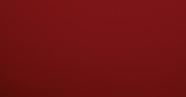 Pürüzsüz renk değişimi Bokeh. Kırmızı, karanlıkta yeşile döner. Video efekti dokusu.