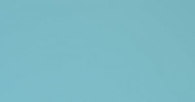 Maviden karanlığa geçiş. Parlıyor, dikkat çekiyor.