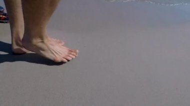 Yazın deniz basamakları, dalgalar turistin bacaklarını nazikçe okşar..