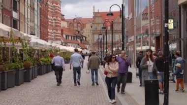 Karantina politikaları ve seyahat kısıtlamaları sonrasında şehir sokaklarında turistler.