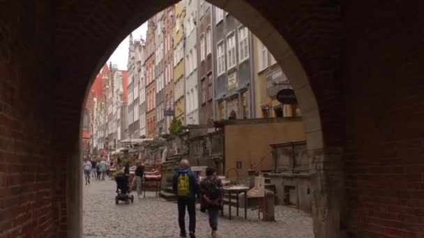 Les touristes marchent pour visiter les sites touristiques. Arc comme un élément de l'architecture. — Video