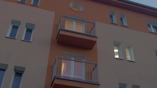 Egy lakóépület ablakai. Tér a háznépességnek. Bérbeadási piac. — Stock videók