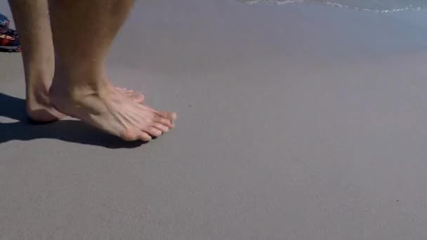 Yazın deniz basamakları, dalgalar turistin bacaklarını nazikçe okşar.. — Stok video