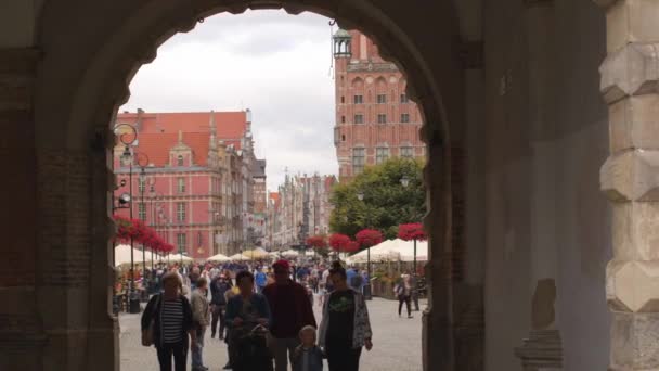 Turisté vyhlídkové na centrální ulice města. Evropská městská populace. — Stock video