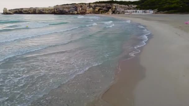 El movimiento de las olas en el mar en otoño. Playa vacía. — Vídeos de Stock