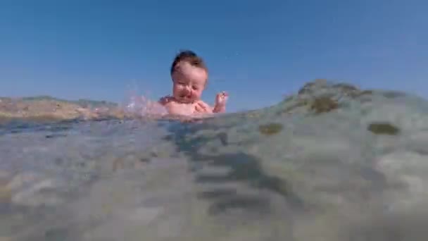 Mamma med barnet i vattnet medan du kopplar av till havs. Havsturism och rekreation. — Stockvideo