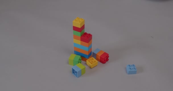 Multi-barevné detaily stavebních hraček určených pro děti na šedé. — Stock video