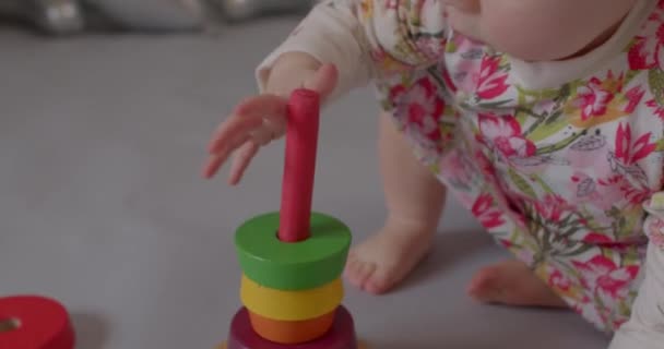 Κοντινό πλάνο των παιδιών τα χέρια παίζουν με Montessori πυραμίδα εκπαιδευτικό παιχνίδι. — Αρχείο Βίντεο