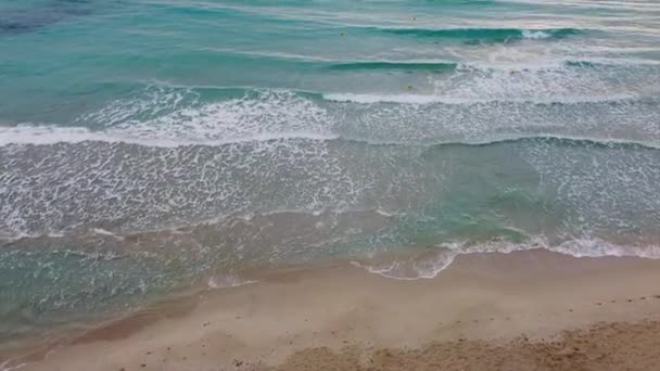 Horizon ininterrompu sur la plage, océan rencontre le ciel dans une ligne ininterrompue. — Video