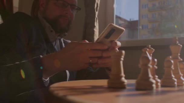 Usando o telefone na mão na mesa. Formação em jogo. — Vídeo de Stock