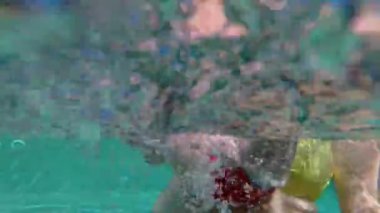 Yüzme havuzunda bebeği olan bir anne. Çocuk vücudu sertleştiriyor. Tren çocukları..