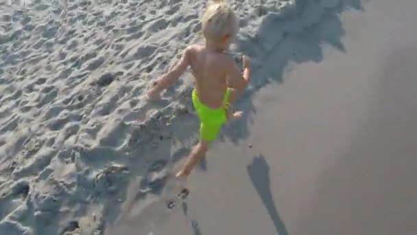 Barefoot stapt langs de rand van de zee. Zeetoerisme en recreatie. — Stockvideo