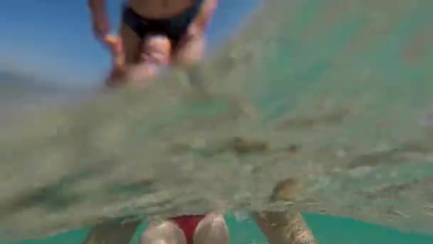 妈妈在海里带着快乐的孩子夏天炎热天气下的婴儿. — 图库视频影像