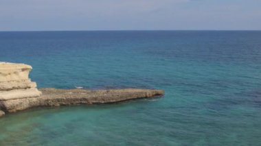 Taşlar suda. Deniz suyu güneşin ışığında parlar.. 