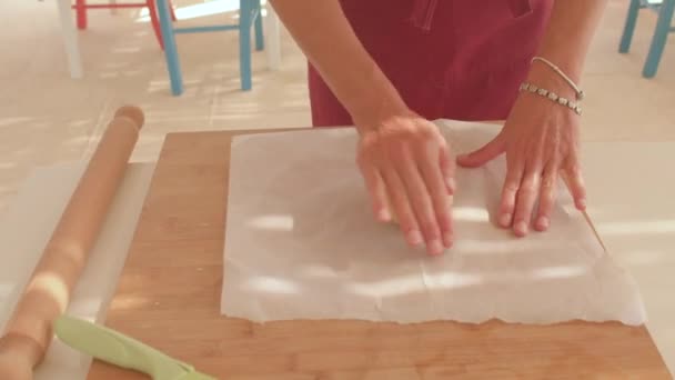 Tangan dari juru masak membuat bola adonan di atas meja. — Stok Video