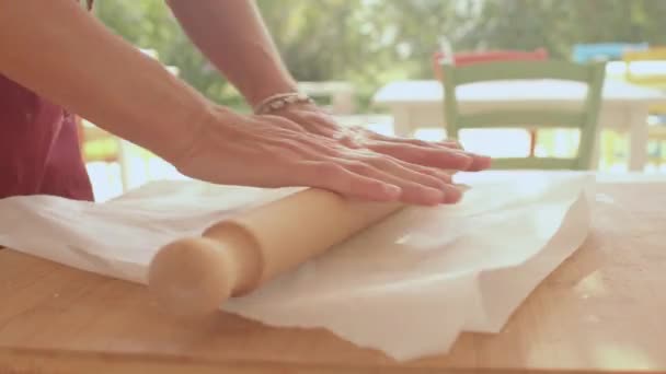 Ruce používají rolovací špendlík na těsto. Jasné letní slunce. Domácí potraviny. — Stock video