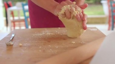 Hammaddenin pişirmeye hazırlanması. Yoğun el hareketi.