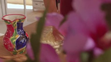 Tahtaya un serpmek. Çiğ hamur yoğuruyor.