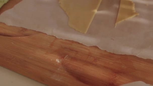 Відділення тіста і викладання ручної випічки. Їжа ручної роботи з сирого тіста — стокове відео
