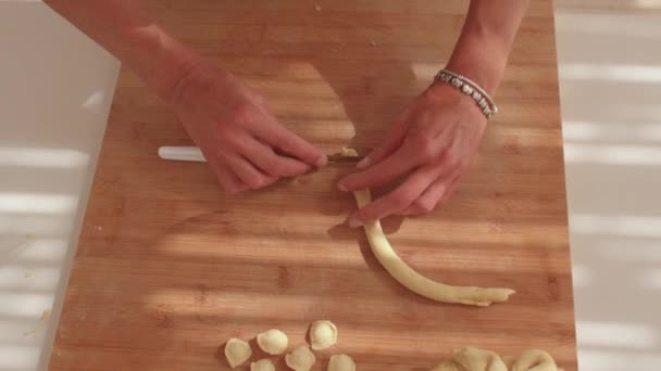 自分の手で食べ物を作る。ボード上の生地をカットする能力. — ストック動画