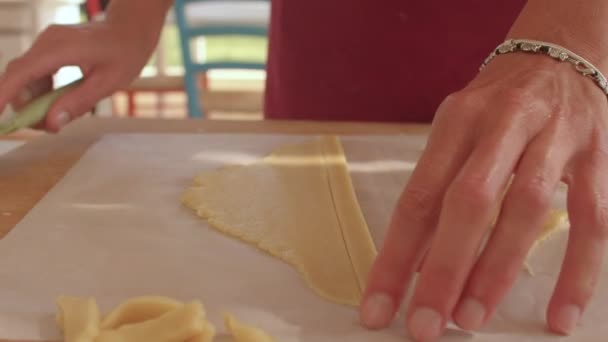 DIY domácí kuchyně Detailní záběr rukou krájí těsto na proužky na dřevěné desce — Stock video