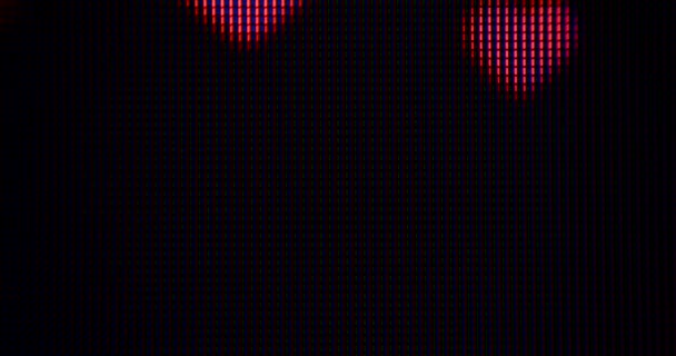 Röda hjärtan rör sig från topp till botten på en svart bakgrund. Unik övergång. — Stockvideo