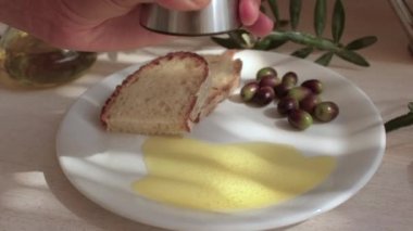 Doğal yemek hazırlama aşçısı tereyağlı tuz değirmenini tabakta taşıyor..