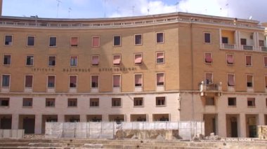 Ön bina eski şehir pencereleri güneşten panjurlarla kaplı..