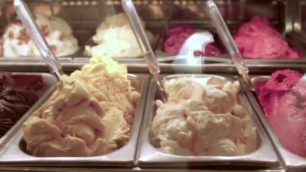 Auswahl an Eis in der Caféreihe verschiedene cremig gekühlte Desserts — Stockvideo