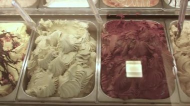 Konteynırlar farklı dondurma dolabı. Büyük yığın soğuk tatlı. Pencere camı.