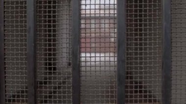 Metal parmaklıklı hapishane duvarı. Özel mülkün korunması, kötü ruh hali geçmişi.
