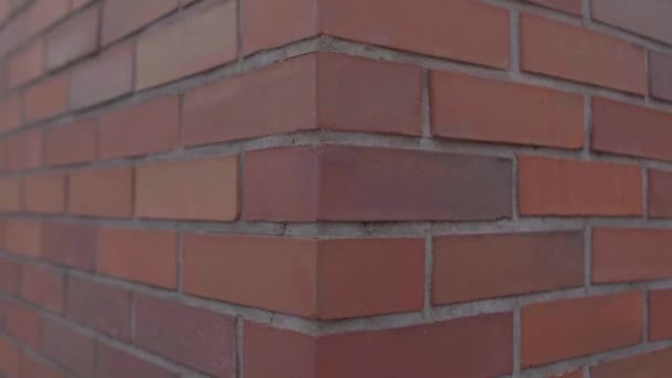 Hoek van gebouw gemaakt van rode baksteen. Metselwerkstructuren van afzonderlijke eenheden — Stockvideo