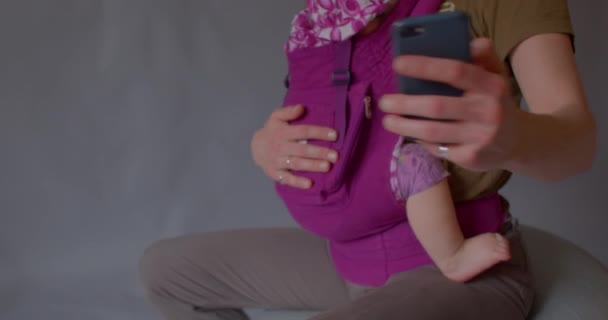 Mans main avec téléphone tout en cherchant wifi. Réseaux sociaux pour les parents. — Video