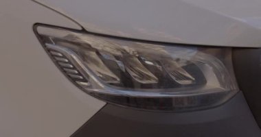 Yanıp sönen araba farları. Turuncu renk dikkat çekiyor, sürücüler ve yayalar