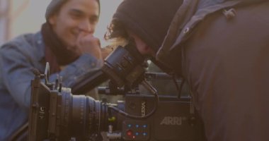 Operatör film çekerken kamera görüntüsü kullanır
