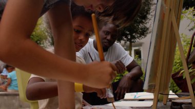 Çocuklar boyayla resim yapar. Dünyayı algılamanın eşsiz ve yaratıcı bir yolu.. 