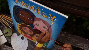 Son harflerin etrafındaki beyaz noktalar yazı ailesi beyaz akrilik boya fırçası.