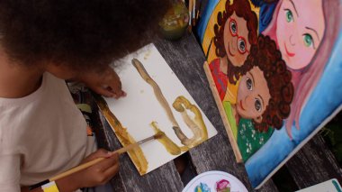 Çocuklar için resim atölyesi. Çocuk boyaları beyaz kağıt üzerinde, üst manzara.