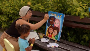 Koordineli hareketler kavrıyor, kavrıyor, parmak ve başparmağınla kıskaç yapıyor.