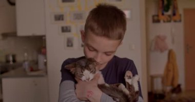 Kedili bir çocuğun portresi evcil bir hayvana olan sevgisini gösteriyor, sarılıyor, sarılıyor. 