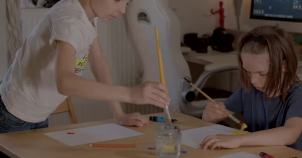 Bambini durante la scuola di casa. Auto-isolamento degli scolari a casa. Lezione d'arte. — Video Stock