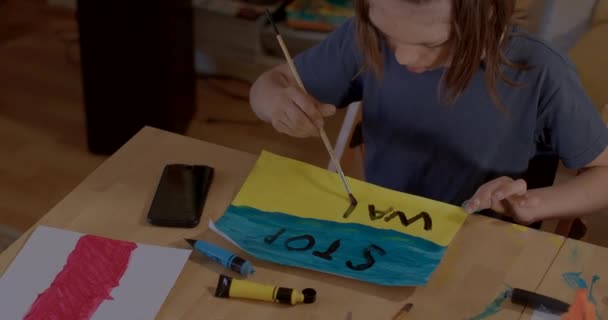 Niño pinta bandera ucraniana con Stop war en casa. Expresión de apoyo Ucrania — Vídeo de stock