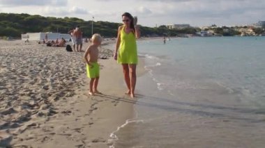 Anne ve oğlu sahil boyunca ilerliyorlar. Tatilde aktif boş zaman.