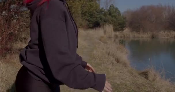 Jeune femme fait des exercices physiques en plein air. Activité aérobie intense — Video