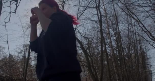 Спортивная рыжеволосая женщина, занимающаяся координацией рук. Увеличить тонус тела — стоковое видео