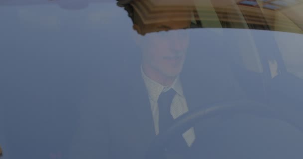 Potret seorang pria melalui kaca depan mobil. Pengusaha berbicara. — Stok Video