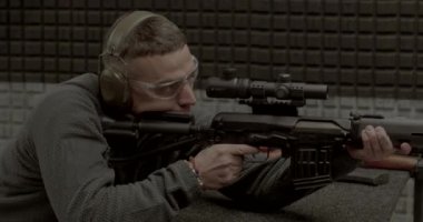 Adamın biri Dragunov keskin nişancı tüfeği ateşliyor. Atış eğitimi