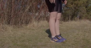 Ayaklarınla saldır, derin çömel. Bacağı arkada oturuyor. Düz geri.