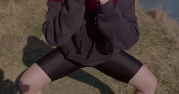 Навчання жінки тазових м'язів. Вона робить тон ніг і священиків в присіданні — стокове відео